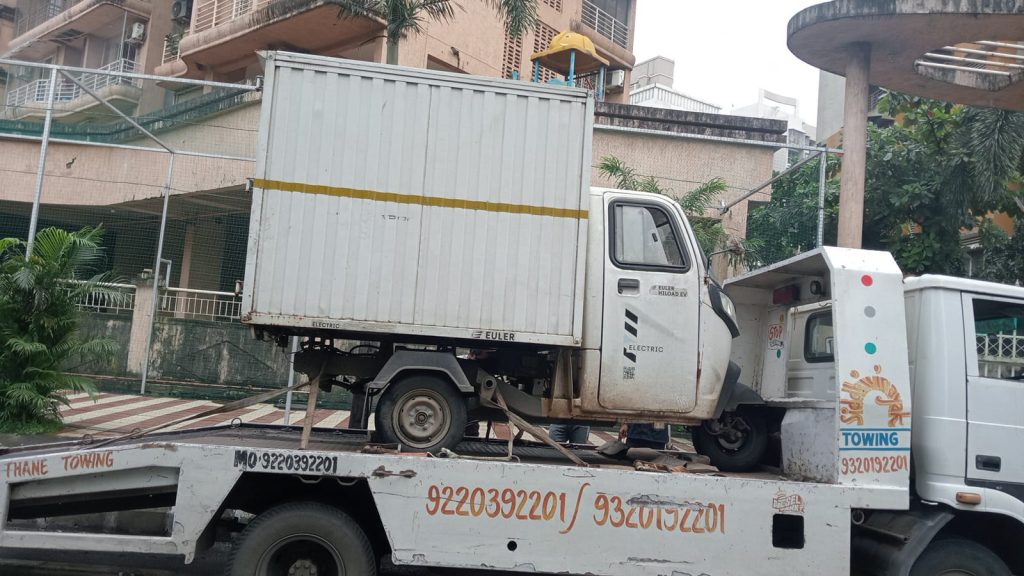 Siddhivinayak Towing transporting an Euler electric mini-truck (Light Commercial Vehicle) on a flatbed.